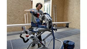 Bosch-Professional-BITURBO-GCM18V-305-GDC-Akku-Kapp-und-Gehrungssaege-inkl.-Bluetooth-Modul-ohne-Akku-ohne-Ladegeraet-305mm-2000W (2) Bosch Professional BITURBO GCM18V-305 GDC Akku-Kapp- und Gehrungssäge inkl. Bluetooth Modul, ohne Akku, ohne Ladegerät 305mm 2000W